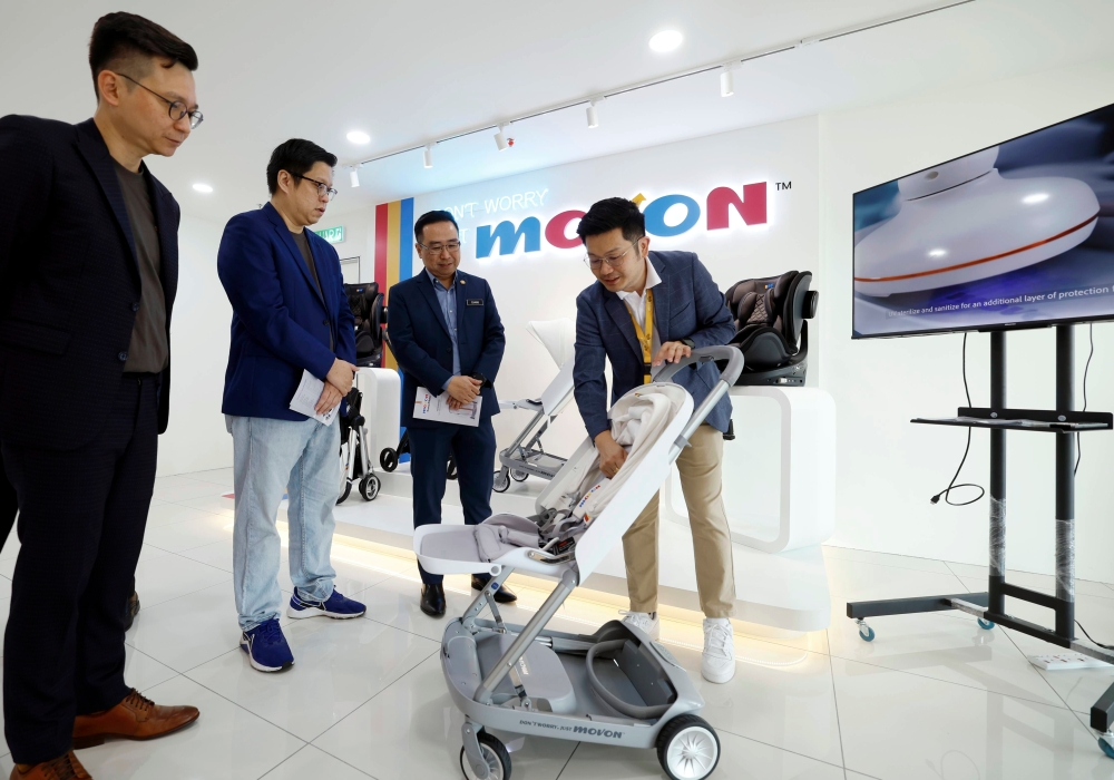 Minister of Science, Technology and Innovation Chang Lih Kang (third left) being briefed by Movon Chief Executive Officer Mak Wai Hoong (right) after inaugurating the new Subplace Boulevard office in Glenmarie, Shah Alam, March 28, 2023. — Bernama pic