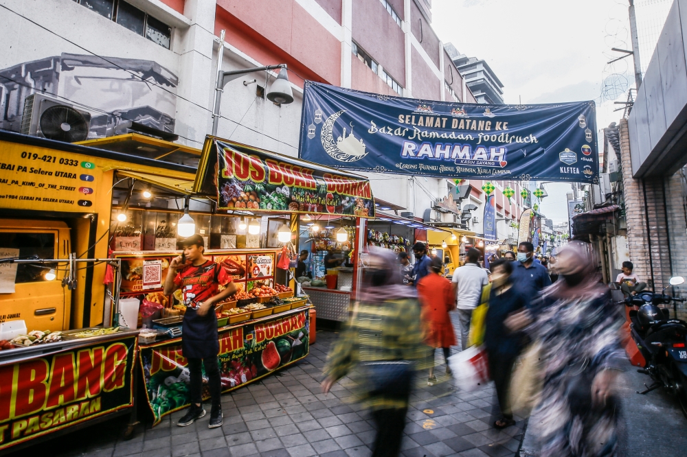 A general view of the Bazar Ramadan Rahmah at Lorong Tuanku Abdul Rahman March 28, 2023. Photo by Hari Anggara