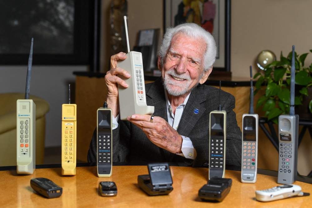 Those first mobile phones were not cheap but they granted early adopters — who Cooper says included people trying to sell property — an edge. — AFP pic