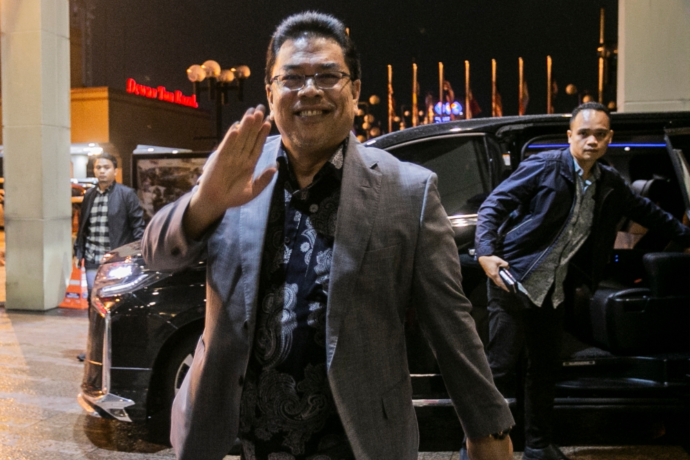 Datuk Seri Sulaiman Md Ali was seen arriving at the Seri Negeri Complex, after leaving the Chief Minister's official residence at Seri Bendahara, at 8.59am with a police escort. — File picture by Hari Anggara