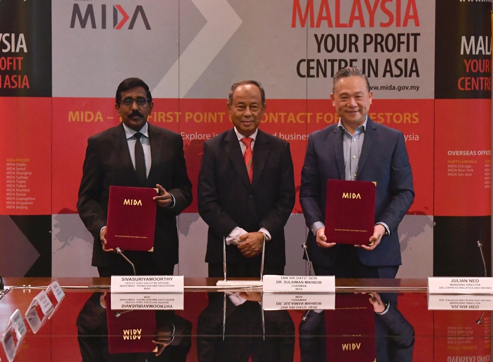 Chairman of Malaysian Investment Development Authority (Mida) Tan Sri Sulaiman Mahbob (centre) witnessed the signing of Memorandum of Understanding (MoU) between Mida and DHL Express at Mida Sentral in Kuala Lumpur March 30, 2023. — Bernama pic