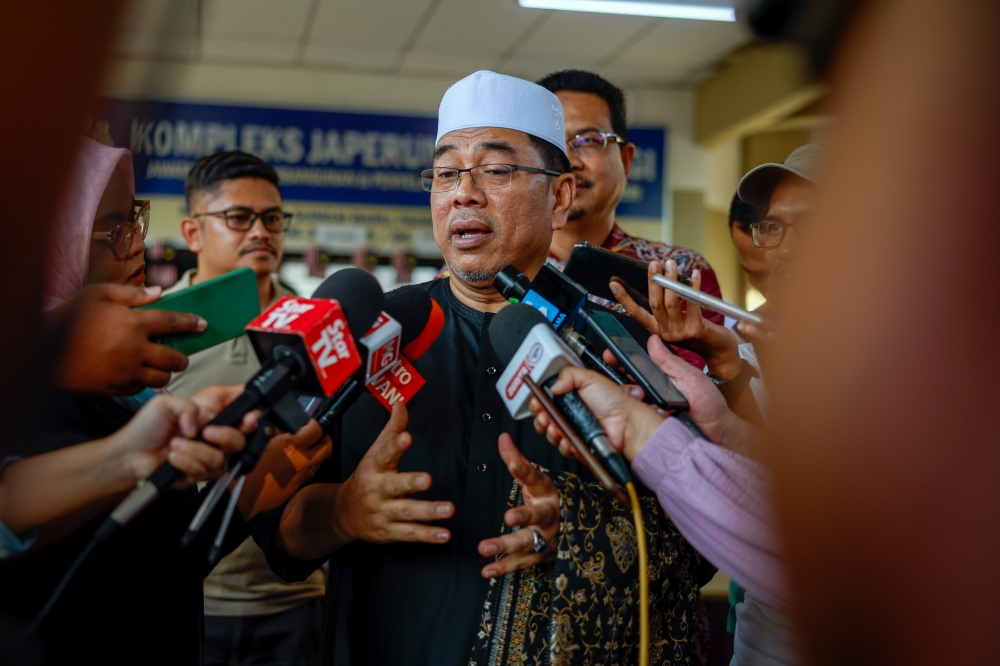 Datuk Seri Sulaiman Md Ali speaks to the media after the presentation of donations under the Masjid Tanah parliamentary constituency in conjunction with the Ramadan month at the Kuala Linggi State Legislative Assembly Development and Coordination Committee Complex (Japerun) in Alor Gajah March 30, 2023. — Bernama pic