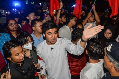 Muda, students protest in red after UiTM blocks dialogue session with Syed Saddiq - Vimarsana News