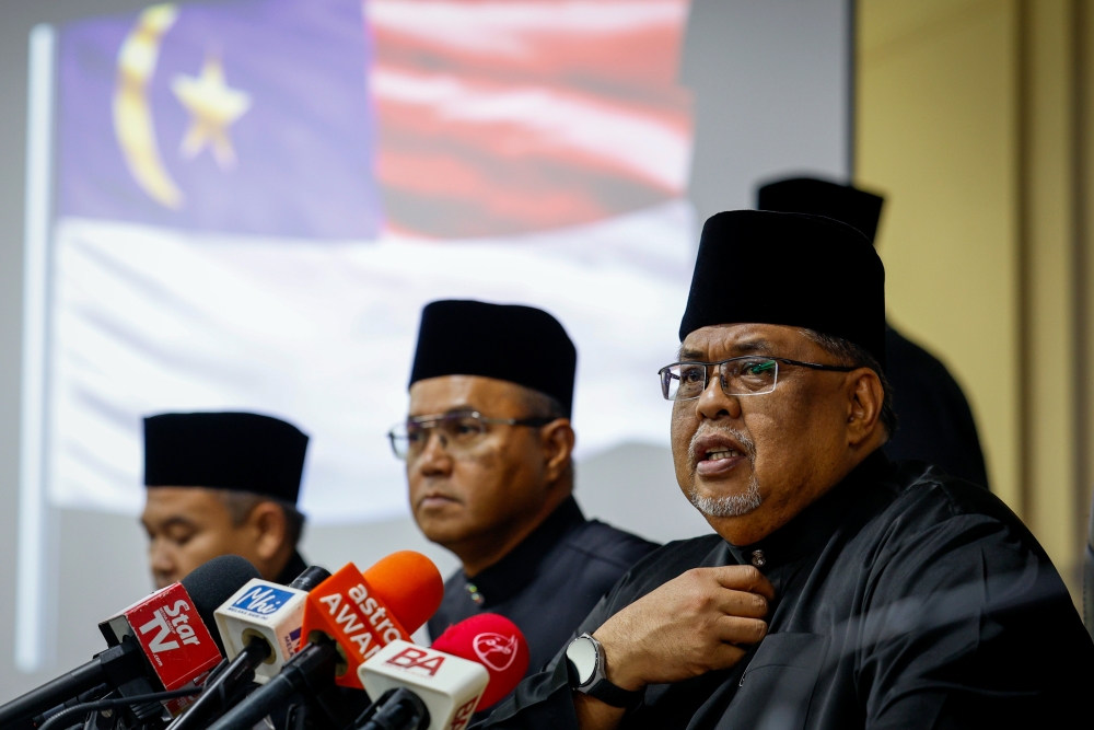 Newly appointed Melaka Chief Minister Datuk Seri Ab Rauf Yusoh (right) said that he would make an announcement on the new executive council line-up within 48 hours. — Bernama pic
