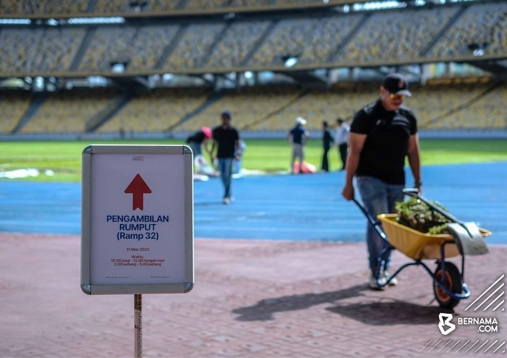 A clod of earth and grass measuring one square foot (1x1) was offered to the public in conjunction with the work of replacing the football pitch with the ‘zeon zoysia’ variety at the Bukit Jalil National Stadium March 31, 2023. — Picture via Twitter/Bernama
