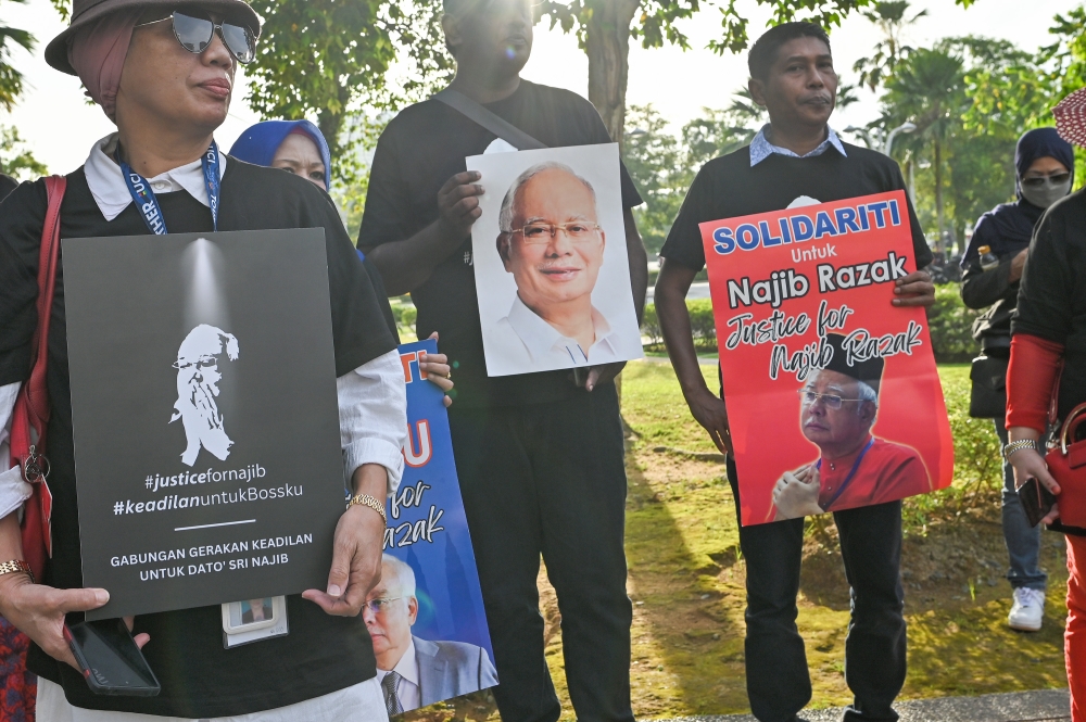 Najib's supporters are pictured in front of the Palace of Justice in Putrajaya January 19, 2023. — Picture by Shafwan Zaidon