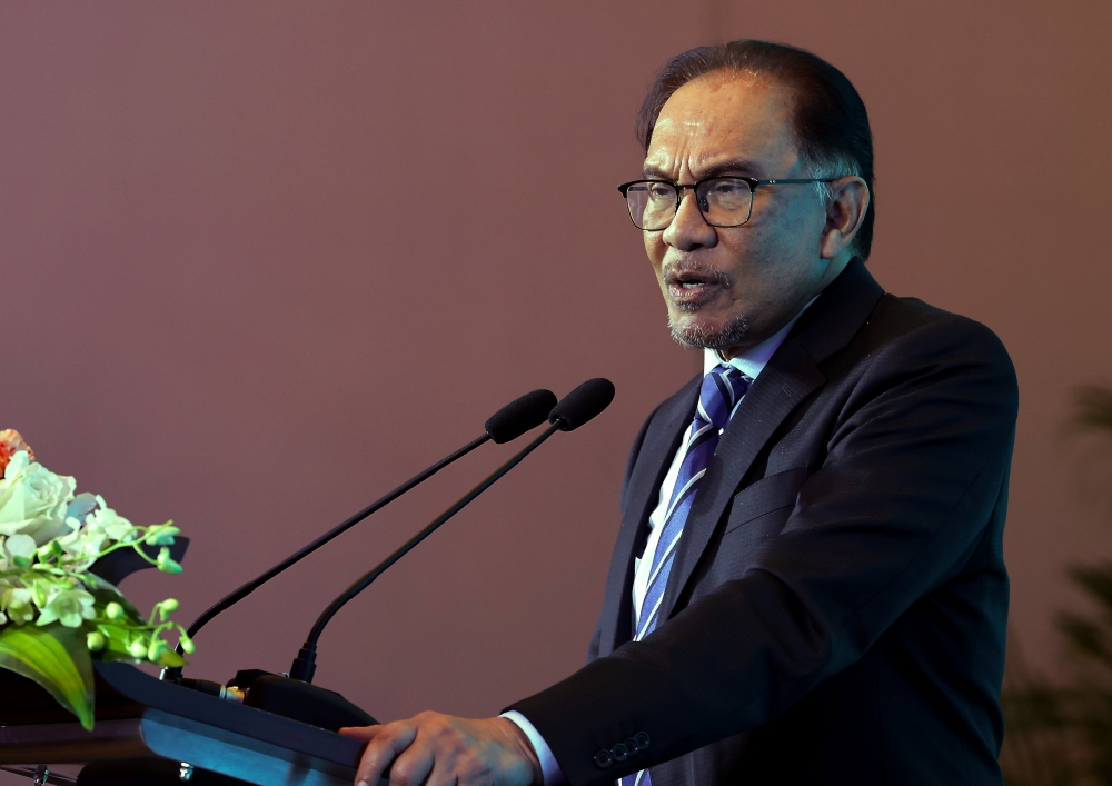 Prime Minister Datuk Seri Anwar Ibrahim described the deep discussion with high-profile Chinese investors as unprecedented and meaningful. ― Bernama pic