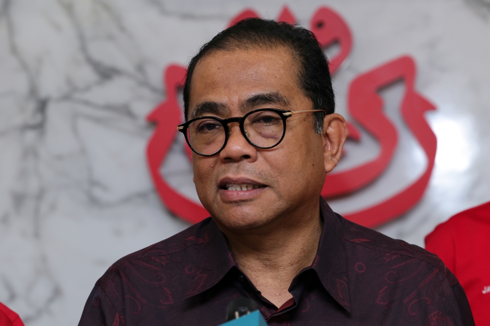 Umno vice-president Datuk Seri Mohamed Khaled Nordin says the Johor Baru Umno division election process will be taken over by the state Umno liaison body. ― Bernama pic