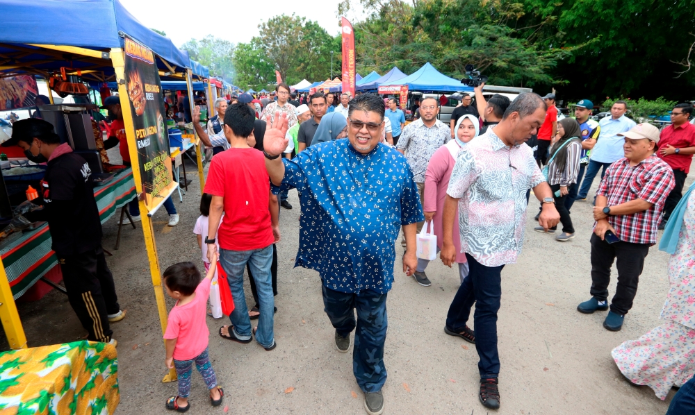 Melaka Chief Minister Datuk Seri Ab Rauf Yusoh visits the Ramadan Bazaar in Klebang, Melaka April 1, 2023. — Bernama pic