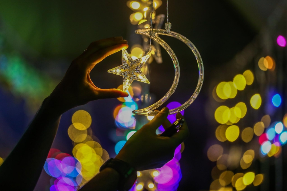 Get inspiration for Ramadan and Raya ‘life hacks’ through TikTok's festive campaign. — Picture by Hari Anggara