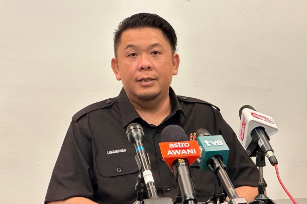 Lukanisman speaks to reporters at SGH yesterday. — Picture by Kong Jun Liung/Borneo Post