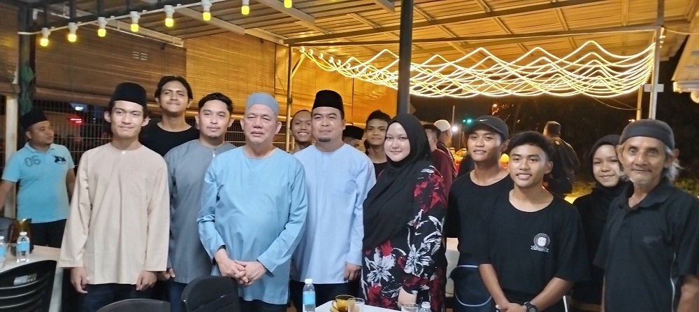 Deputy Prime Minister Datuk Seri Fadillah Yusof (4th left) poses for a photo with the PBB Petra Jaya youths in Jalan Matang, Gita in Kuching April 1, 2023. — Borneo Post pic