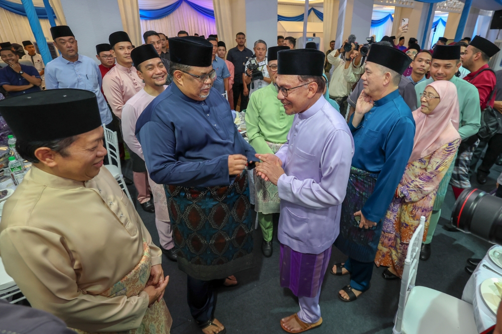 Prime Minister Datuk Seri Anwar Ibrahim and Deputy Prime Minister Datuk Seri Fadillah Yusof greet guests at the iftar event at Seri Perdana April 3, 2023. — Bernama pic