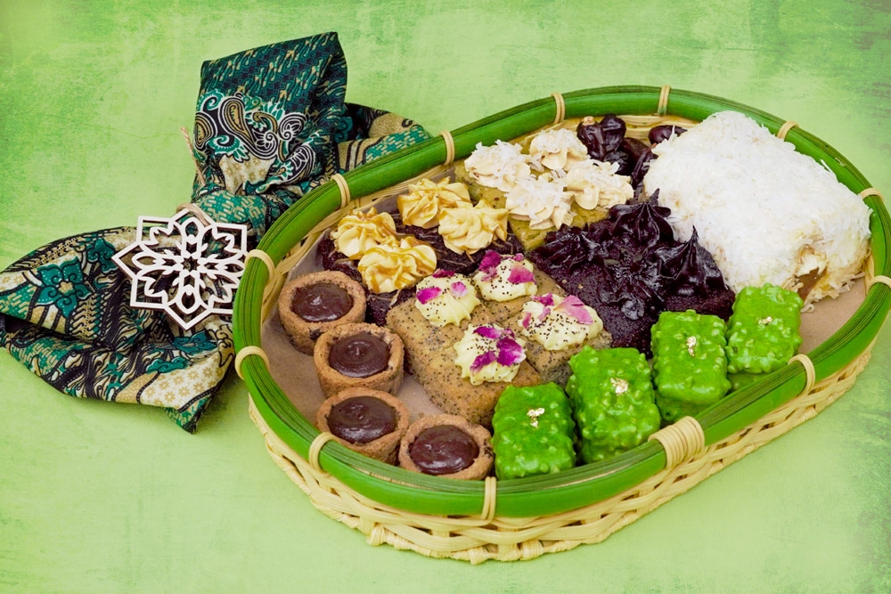 Aneka Aidilfitri variety platters are available in two sizes – Berdua (shown here) and Sekeluarga.