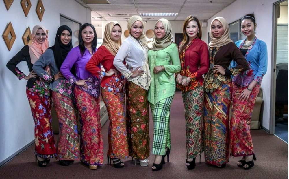 The Ministry of Tourism, Arts and Culture in a statement said the kebaya fulfils the definition of intangible cultural heritage elements as it includes traditional weaving skills such as embroidery and sewing techniques to create this traditional women’s clothing. — Bernama file pic