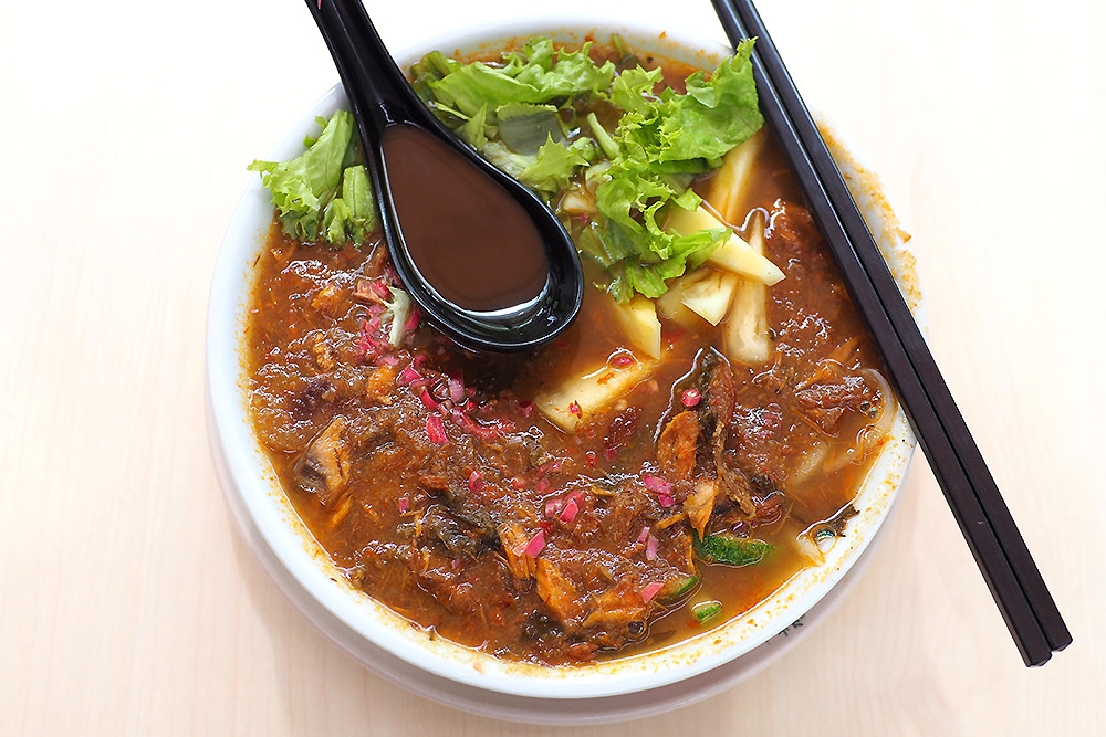 The glorious 'assam laksa' here is the type where you want to drink every drop of the tangy, mildly spicy soup. — Pictures by Lee Khang Yi