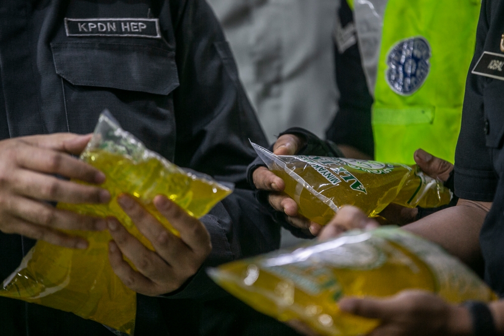 The duo were also jointly charged by the Ministry of Domestic Trade and Cost of Living enforcement officers with possession of more than the limited amount of 50 metric tonnes of cooking oil on the company’s premises located in Senawang, Negeri Sembilan. — Picture by Hari Anggara