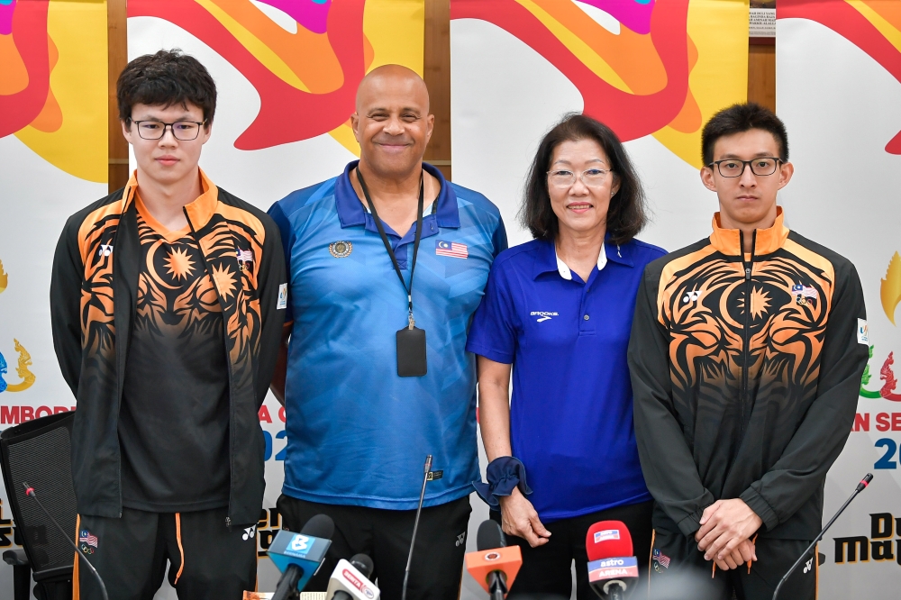 National coach Chris Martin (second from left) with team manager Low Shuan Hua (third from left) and national swimmers Jaydan Tan (left) dan Hii Puong Wei. — Bernama pic