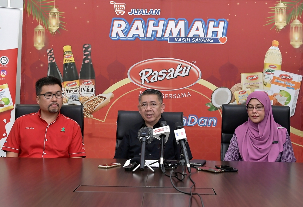 Domestic Trade and Cost of Living Minister Datuk Seri Salahuddin Ayub (centre) speaks during a press conference after launching the Rahmah Bersama Rasaku programme in Shah Alam April 6, 2023. — Bernama pic