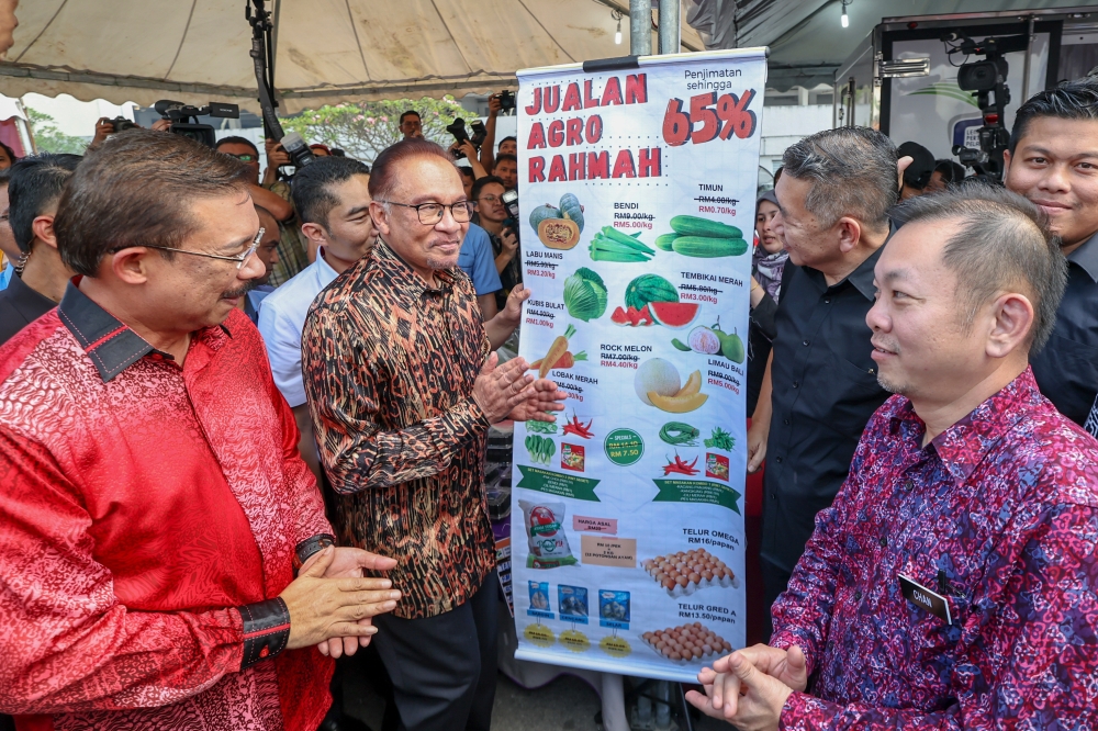 Prime Minister Datuk Seri Anwar Ibrahim attends the launch of the Agro Rahmah sales programme at the Precinct 3 Ramadan bazaar in Putrajaya April 6, 2023. — Bernama pic