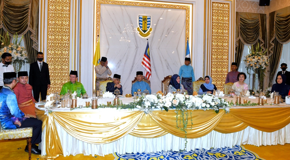 Yang di-Pertuan Agong Al-Sultan Abdullah Ri’ayatuddin Al-Mustafa Billah Shah (5th right) and Raja Permaisuri Agong Tunku Azizah Aminah Maimunah Iskandariah (4th right) break fast with the Penang government leaders at Seri Mutiara, George Town April 6, 2023. — Bernama pic