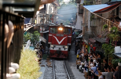 Hanoi bans tours of coffee shops along train street - Vimarsana News