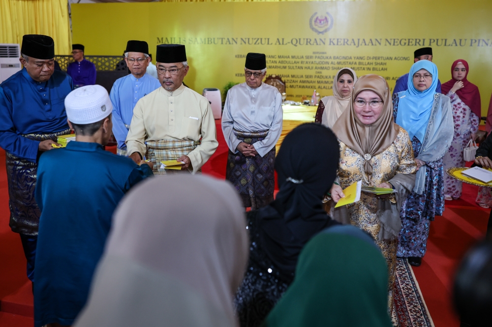 Yang di-Pertuan Agong Al-Sultan Abdullah Ri’ayatuddin Al-Mustafa Billah Shah and Raja Permaisuri Agong Tunku Azizah Aminah Maimunah Iskandariah present contributions to asnaf recipients at the Nuzul Al-Quran celebration at the Penang State Mosque April 7, 2023. — Bernama pic