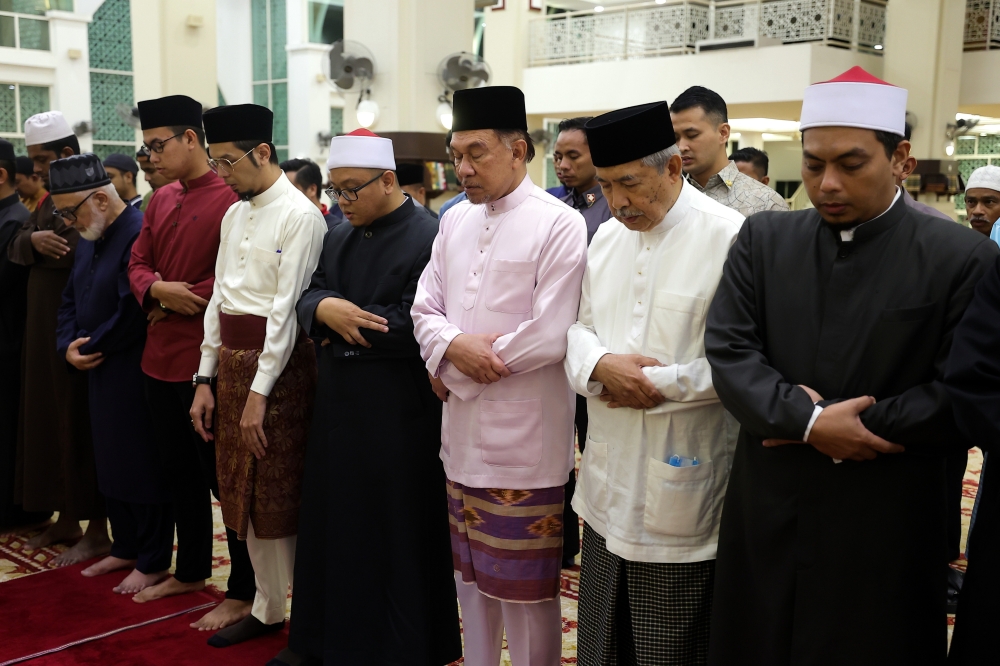 Prime Minister Datuk Seri Anwar Ibrahim performs Maghrib prayers at the Ar-Rahah Mosque in Kampung Kerinchi, Kuala Lumpur April 8, 2023. — Bernama pic