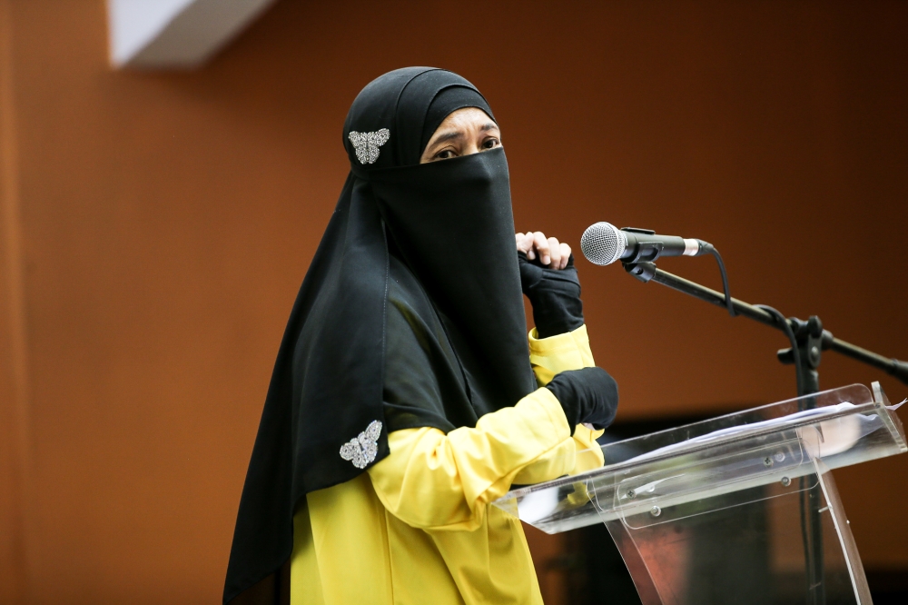 Noor Hayati Ismail, a resident of the PPR Kampung Baru speaks during ‘Kita Untuk Kita’ programme in Shah Alam April 8, 2023. — Picture by Ahmad Zamzahuri