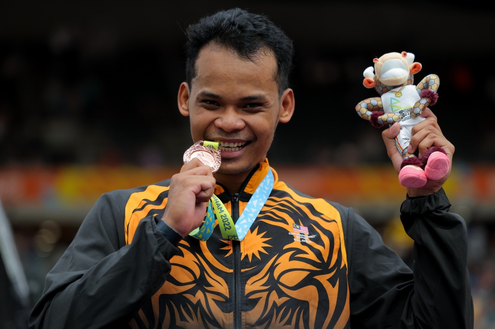 National track cyclist Muhammad Shah Firdaus Sahrom with his bronze medal, London July 30, 2022. — Bernama pic