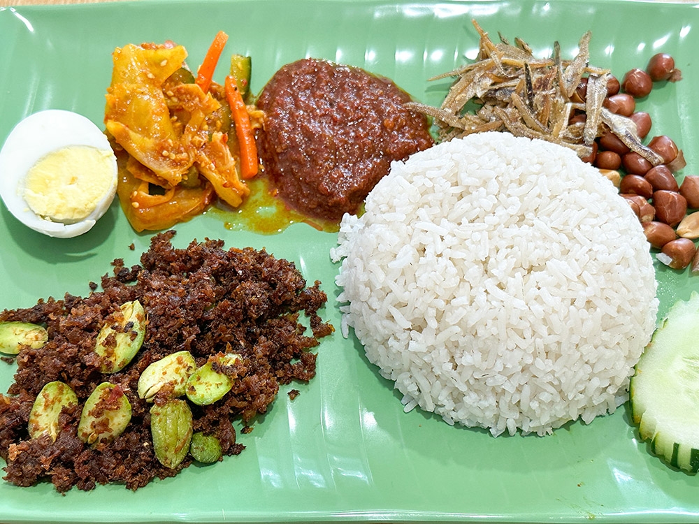 Mama Yen Cafe's 'nasi lemak' is a satisfying one with fragrant rice paired with an addictive dried shrimp chilli served with 'petai'. — Pictures by Lee Khang Yi