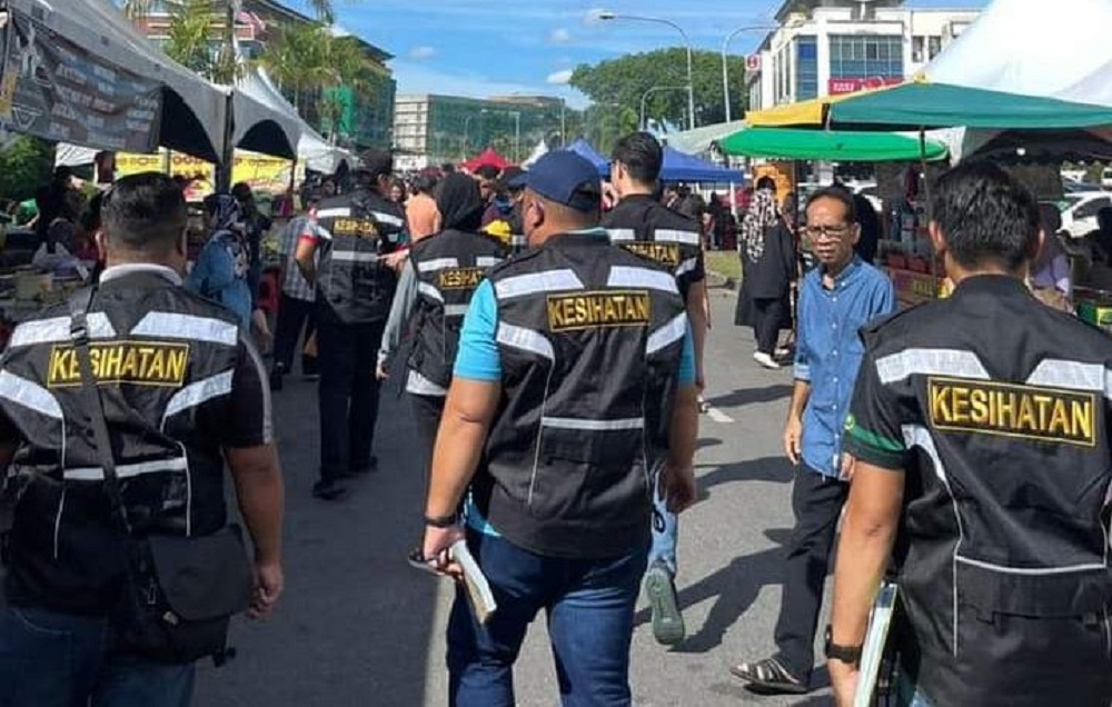 Enforcement personnel from Bintulu Development Authority and the Ministry of Health conduct inspection on stalls at a Ramadan bazaar in Bintulu April 10, 2023. — Borneo Post pic
