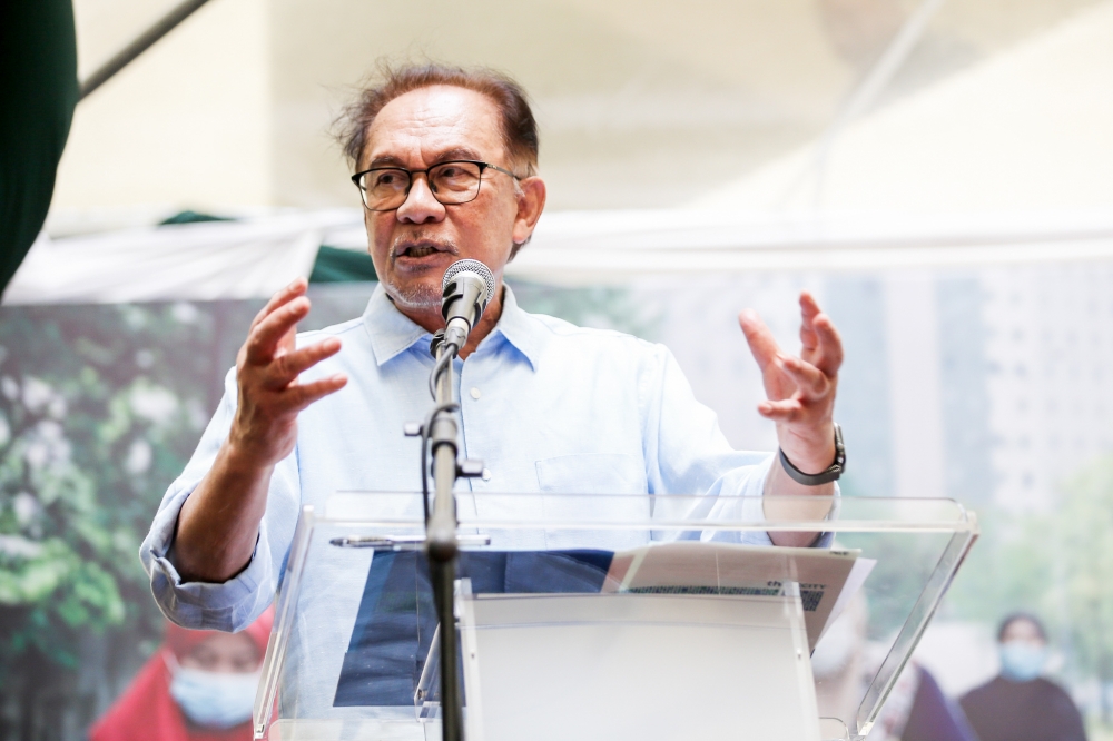 Prime Minister Datuk Seri Anwar Ibrahim today announced that civil servants will receive their April salaries and Aidilfitri Special Assistance by April 14. — Picture by Ahmad Zamzahuri