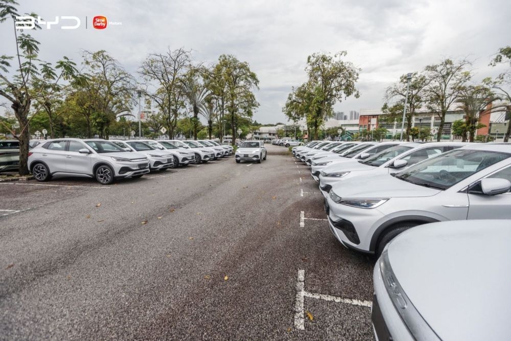 Last weekend, Sime Darby Motors handed over the keys of a BYD Atto 3 to the 1,000th owner in Malaysia. — SoyaCincau pic