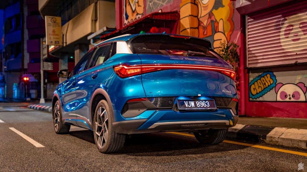 The Atto 3 is packed with safety tech which include seven airbags, stability control, autonomous emergency braking, adaptive cruise control, lane centering assist and also a rotating screen which supports Apple Car Play. — SoyaCincau pic