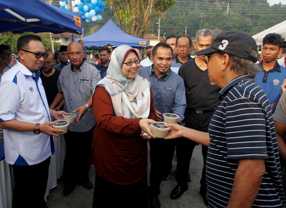 Deputy Domestic Trade and Cost of Living Minister Fuziah Salleh (3rd left) distributes bubur lambuk at the launch of the Taman Cempaka Rahmah Ramadan Bazaar and the MYSaveFood Ramadan programme in Ipoh April 11, 2023. — Bernama pic
