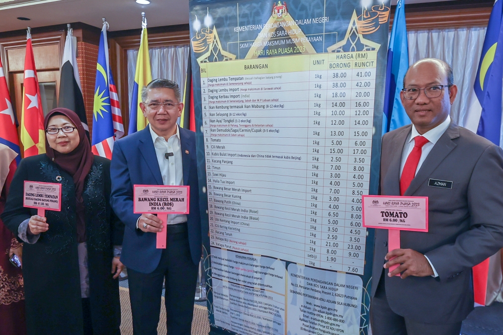 Domestic Trade and Cost of Living Minister Datuk Seri Salahuddin Ayub (2nd left) is seen at the launch of the Festive Season Maximum Price Control Scheme (SHMMP) for Aidilfitri involving 30 items in Putrajaya April 12, 2023. — Bernama pic