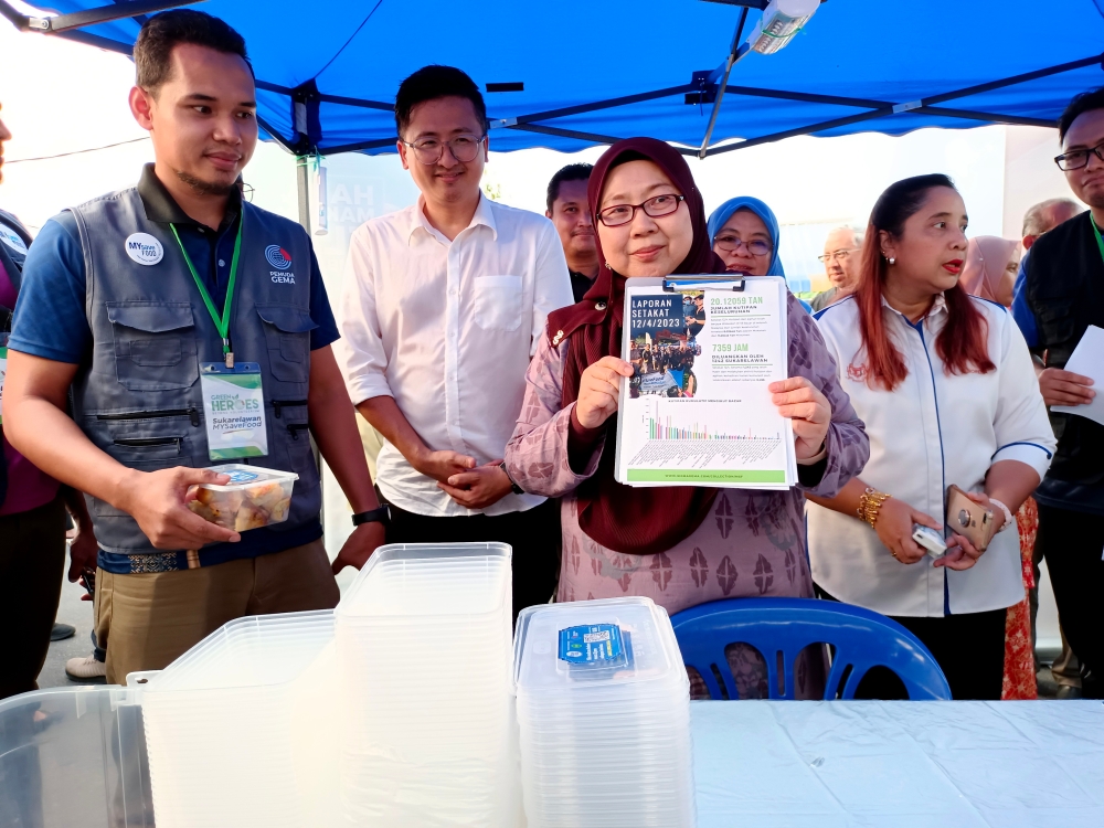 Senator Fuziah Salleh said the MySaveFood effort had received positive feedback from traders’ associations, which intend to cooperate, in addition to involving trade associations and Gema Malaysia Youth Organisation. — Bernama pic