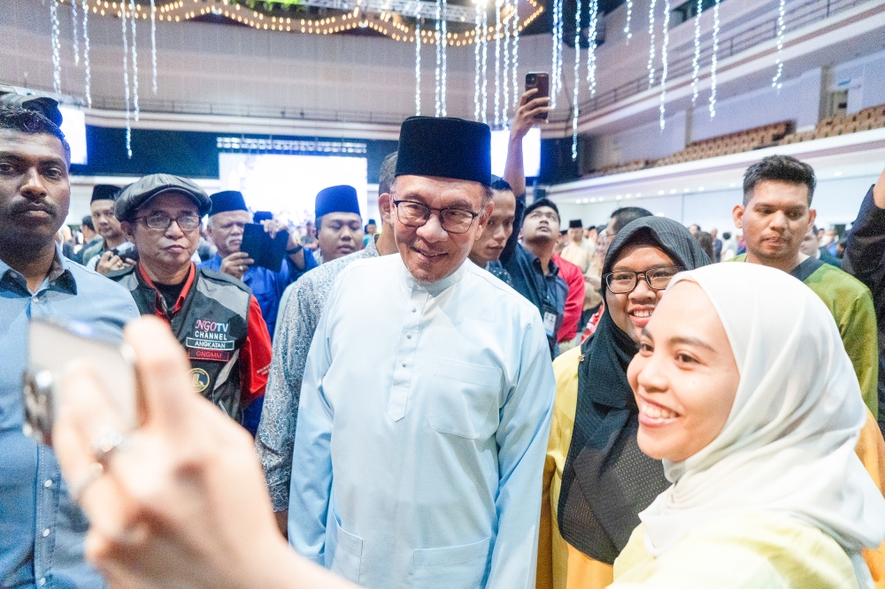 Hassan warned Anwar that his coalition would be punished in the state elections if Najib were to be pardoned and the corruption charges against current Umno president Datuk Seri Ahmad Zahid Hamidi, dropped. — Picture by Shafwan Zaidon