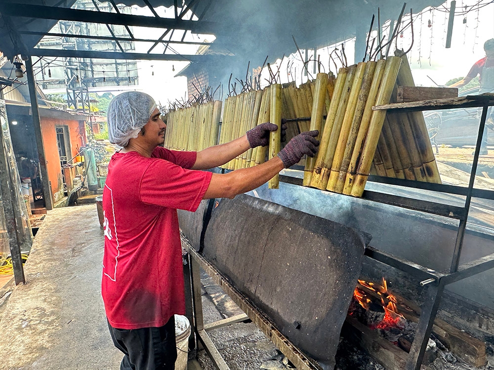 It's time for 'lemang' with Hari Raya celebrations coming up at the busy Lemang Daun Lerek Greenwood. – Pictures by Lee Khang Yi