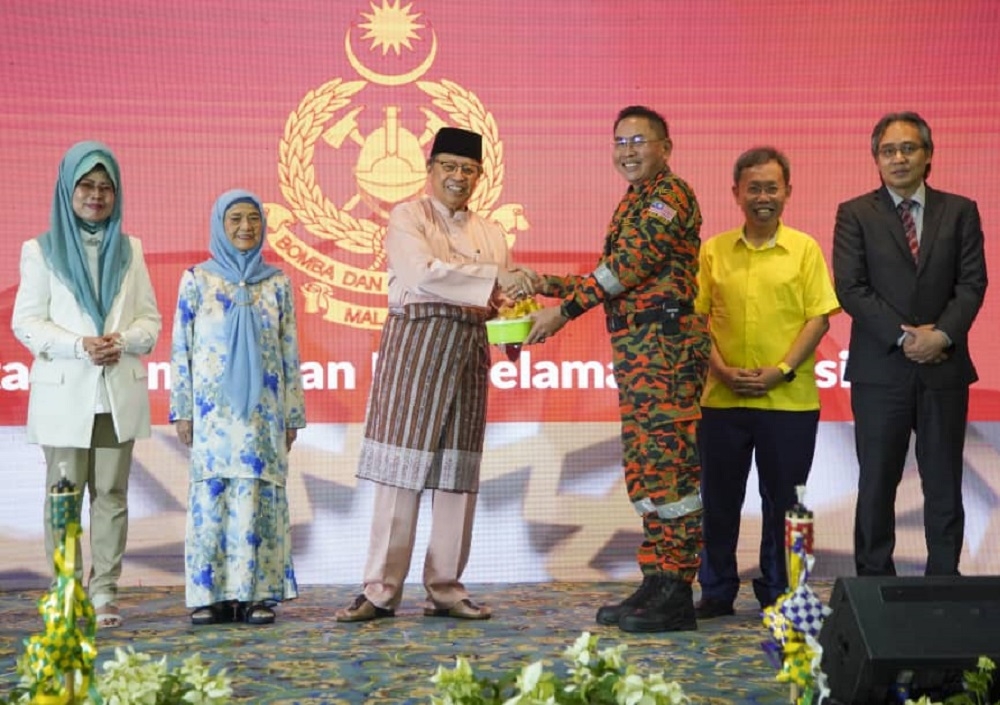 Sarawak Premier Tan Sri Abang Johari Openg presents a Sumbangsih Raya box to Sarawak Fire and Rescue Department director Datu Khirudin Drahman. From left are Datuk Seri Fatimah Abdullah, Puan Sri Juma’ani Tuanku Bujang, Datuk Seri Dr Sim Kui Hian and Mohamad Razi Sitam. — Picture by Muhammad Rais Sanusi/Borneo Post