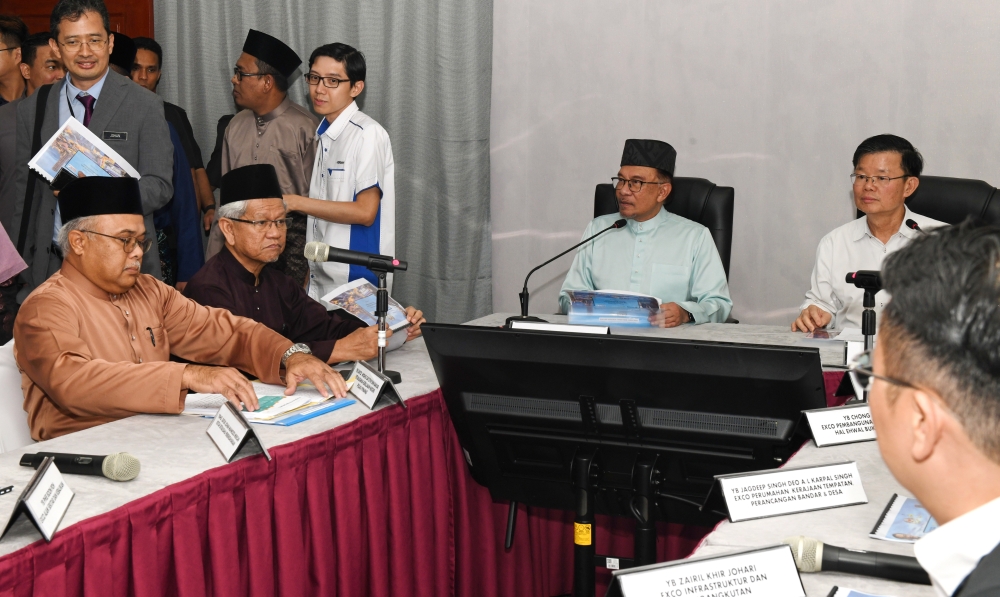 Prime Minister Datuk Seri Anwar Ibrahim attends a meeting with civil servants at Universiti Teknologi Mara (UiTM) Permatang Pauh in Penang April 14, 2023. Also present is Penang Chief Minister Chow Kon Yeow (right). — Bernama pic