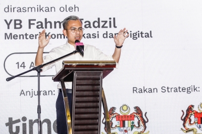 Fahmi Fadzil says working on getting Malaysian telcos to share networks - Vimarsana News