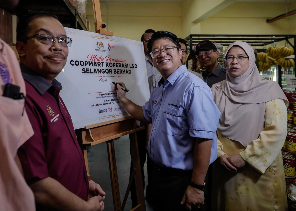 Entrepreneur Development and Cooperatives Minister Datuk Ewon Benedick (2nd right) signs a plaque during the launch of COOPMart Koperasi Lembah Subang 2 (LS2) Selangor Berhad at the Lembah Subang 2 People’s Housing Programme (PPR) April 15, 2023. — Bernama pic