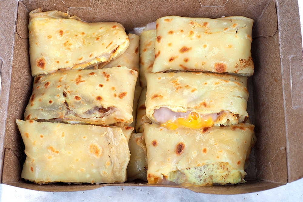 You can also jazz up your egg pancake with taro or a combination of taro and cheese, which are available only on weekends