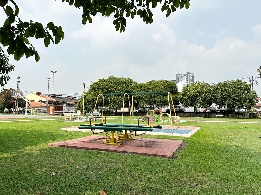 In front of their premises is a park where you can eat your breakfast... picnic style