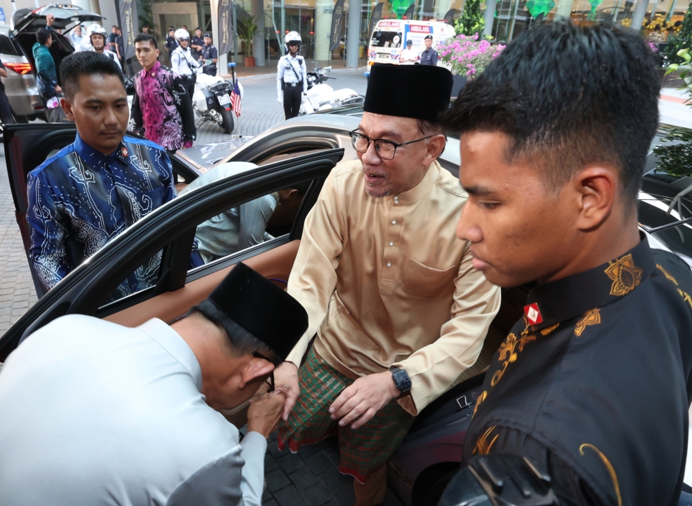 Unity government is as strong as ever, PM Anwar tells Sarawak Pakatan ...