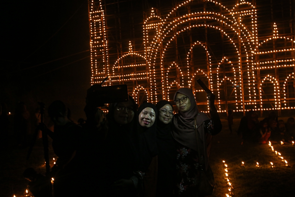 Following the national announcement for the Hari Raya Aidilfitri public holiday, the Sabah government has declared April 21 as an additional public holiday for the state this year. — Picture by Farhan Najib