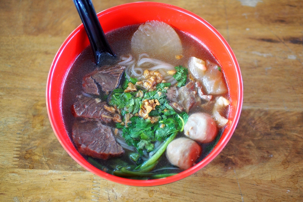 A superb bowl of Thai beef noodles with a gelatinous broth and tender beef slices can be found at Setapak's Mama Lek – Pictures by Lee Khang Yi