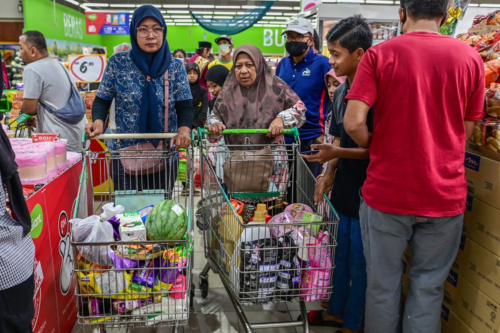Peoples shop for groceries to prepare for the upcoming Hari Raya Aidilfitri in Shah Alam April 19, 2023. — Picture by Miera Zulyana